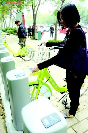 市民在站點(diǎn)刷卡取車。記者 殷夢