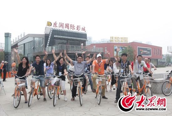 采訪(fǎng)團(tuán)記者做好準(zhǔn)備體驗(yàn)公共自行車(chē)。 記者 郭豪 攝。